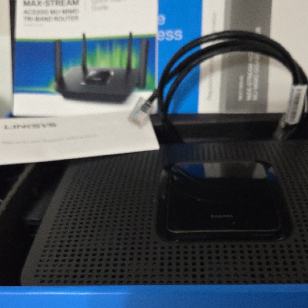 Linksys Tri-Band Router - Black - Picture 2 of 3